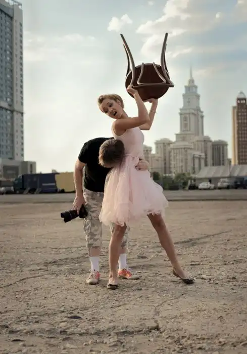 Фотожаба: Фотограф и девушка со стулом