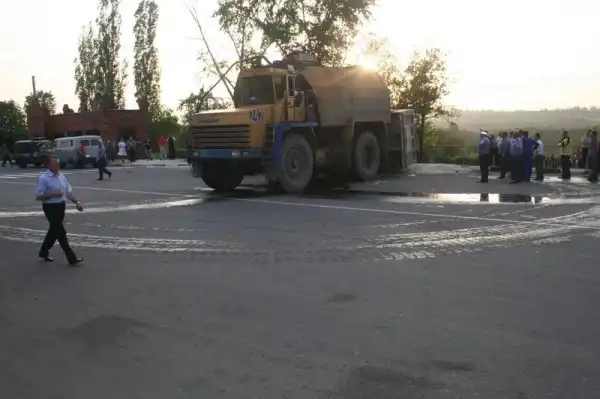 Что случится, если на машину высыпать грузовик щебня?