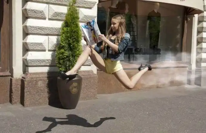 Смешная фотожаба на "девушку в полете"