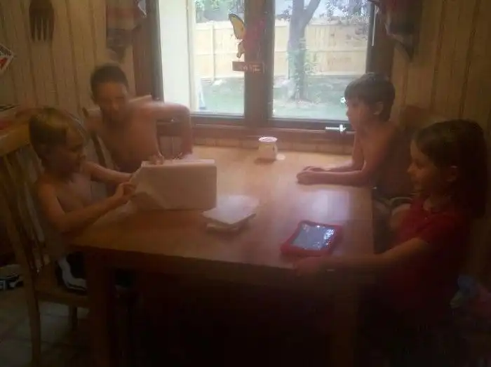 Розыгрыш ребенка с долгожданным подарком