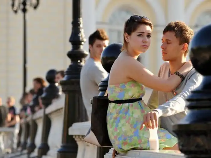 Симпатичные девушки в коротких юбках