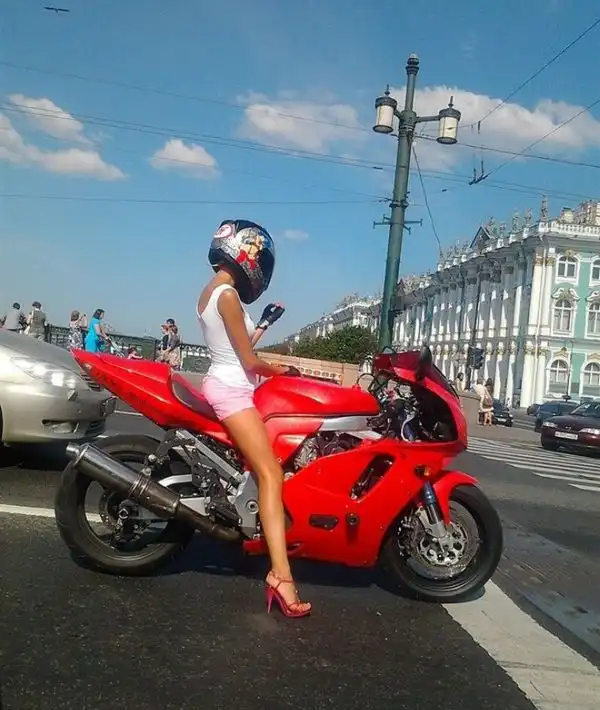 Эмма - любительница мотоспорта