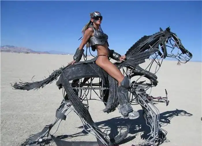 Симпатичные девушки, занимающиеся странными вещами. Часть 9