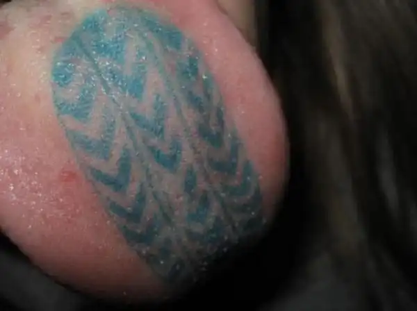 Неудачные тату на языке