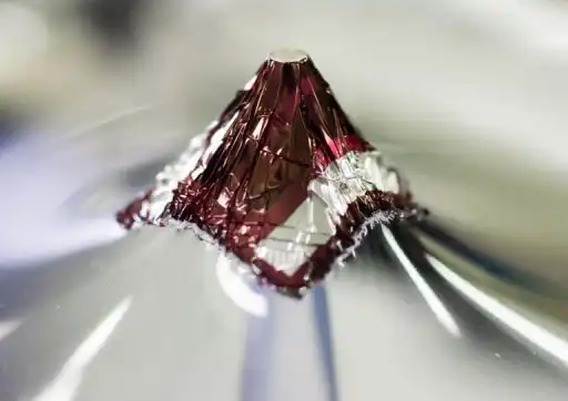 Физики построили солнечные батареи толщиной с паутинку