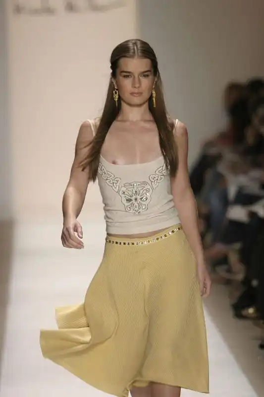 Бюстгальтеры сейчас не в моде (16+)