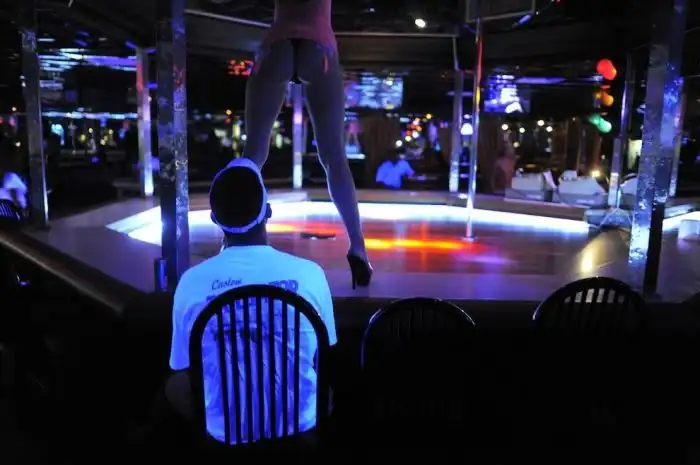 Атмосфера американского стрип-клуба