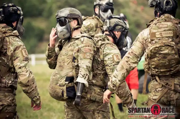 Сильный человек на спартанских гонках