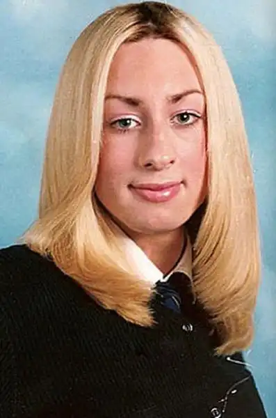 Как изменилась девушка после пластических операций