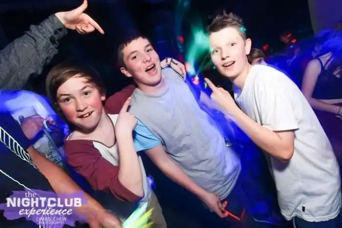 Дети в зарубежных ночных клубах