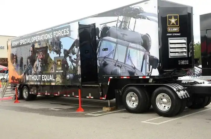 Грузовик для вербовки в армию