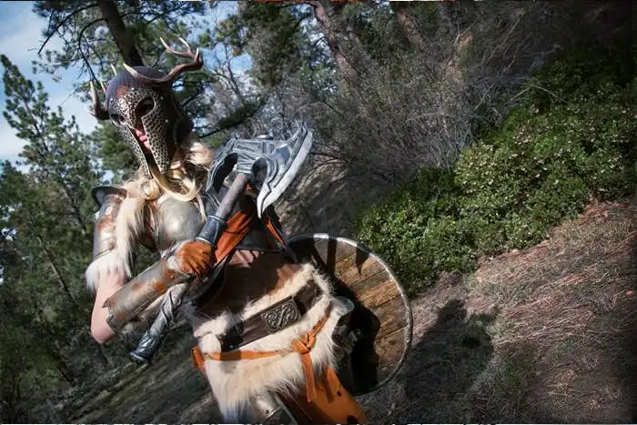 Симпатичная фанатка игры Skyrim