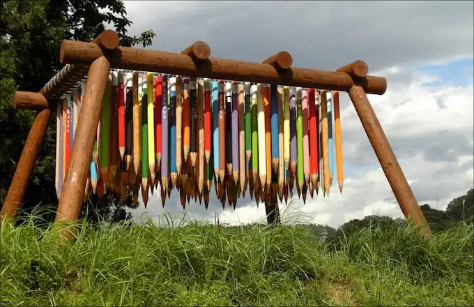 Инсталляция из гигантских карандашей