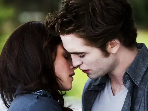 Фото Поцелуй Эдварда Каллен и Беллы Свон (Сумерки)