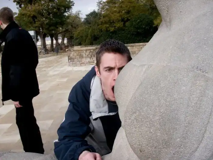 Прикольные фото со статуями. Часть 2