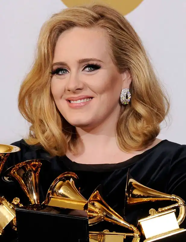 Угадайте певицу по ее фотографии в кровати