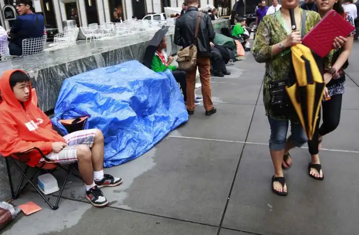 Огромная очередь в магазин за iPhone 5