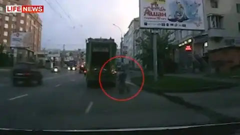 Мужчина выбросил труп на дороге, заметая следы