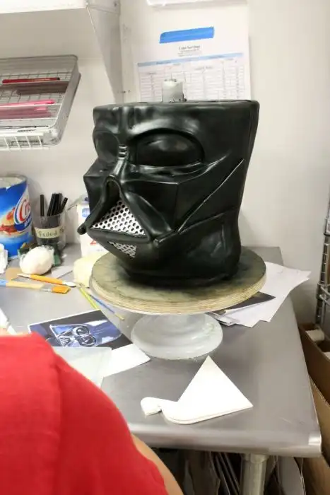 Крутой торт в виде Дарта Вейдера в полный рост!