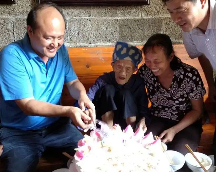 Долгожительница из Китая отметила 127й день рождения!