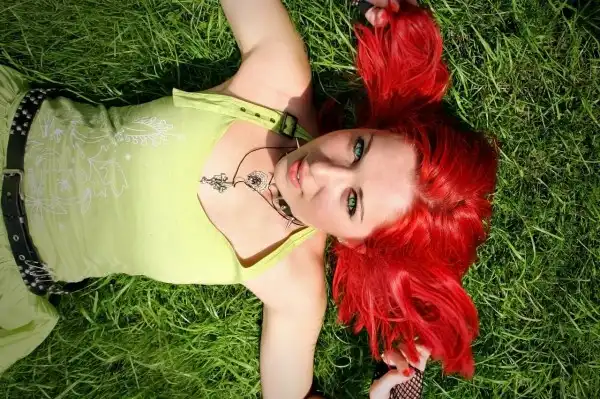 С цветными волосами.