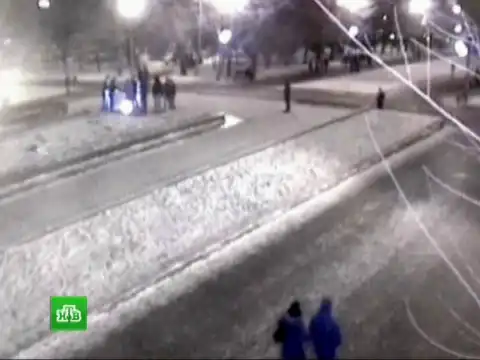 Иностранец напился абсента и сходил в туалет в Вечный огонь....