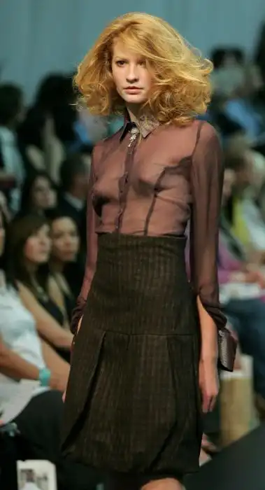 Странная мода на обнаженный топ 16+