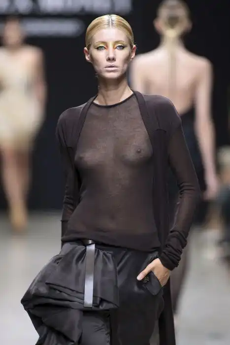 Странная мода на обнаженный топ 16+