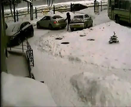 Девушка-водитель чуть не раздавила свою подругу