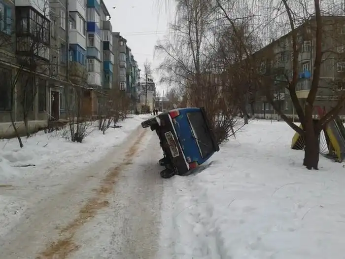 Не оставляй машину, перегородив проезд