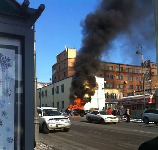 Мощный взрыв внедорожника Land Cruiser в центре Владивостока