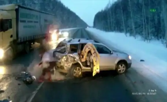 Ребенок чудом выжил, выпав из авто под грузовик