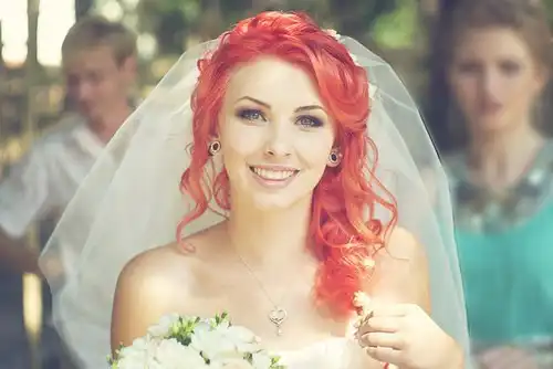 С цветными волосами.