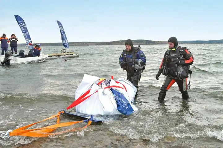 Из озера Чебаркуль подняли самый большой осколок челябинского метеорита