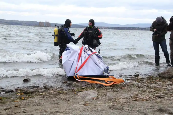 Из озера Чебаркуль подняли самый большой осколок челябинского метеорита