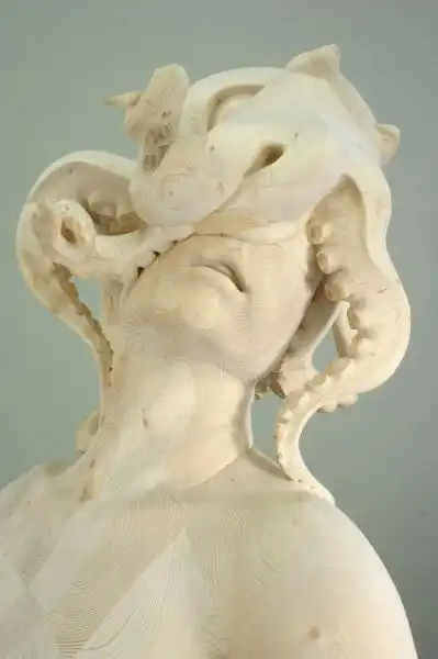 Удивительный скульптуры из дерева