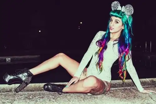 С цветными волосами