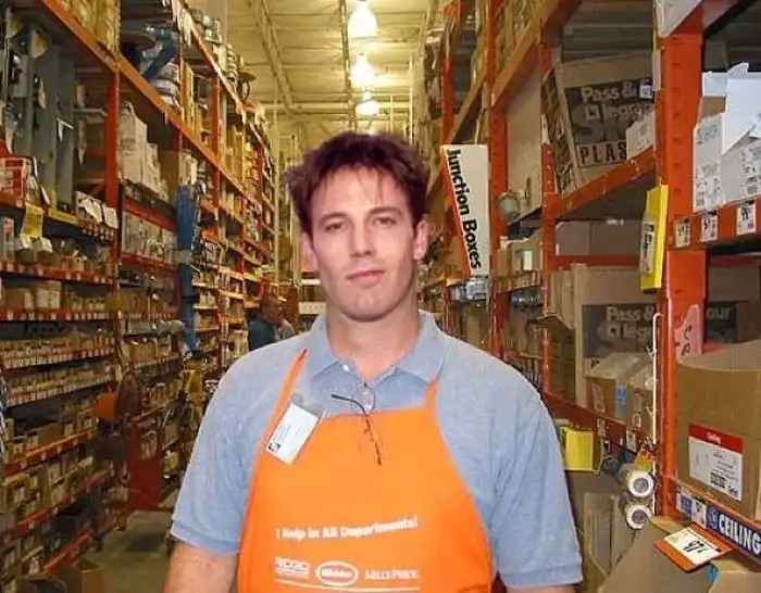 Знаменитости на обычной работе