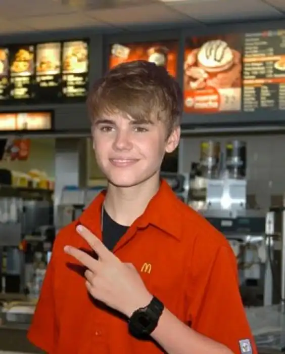 Знаменитости на обычной работе