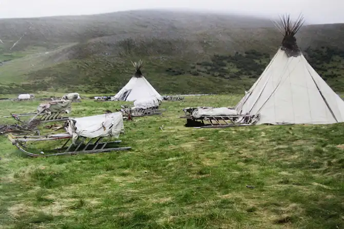 Как дети из Тундры в школу на вертолете летают...
