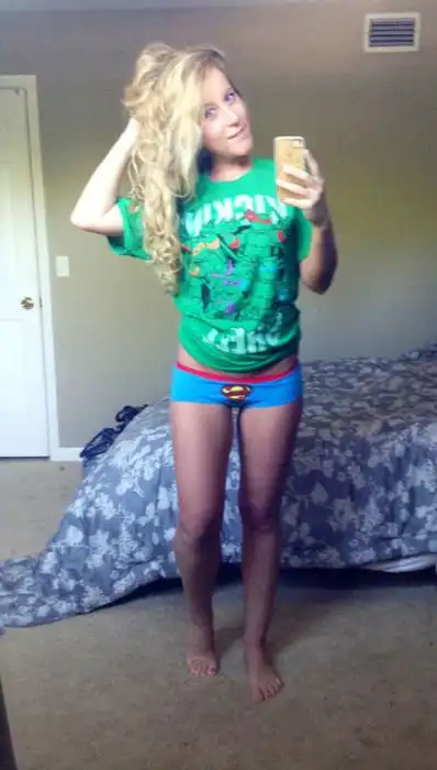 Красивые девушки позируют для фото