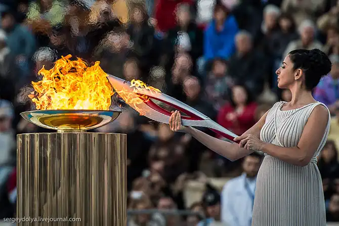 Путь Олимпийского огня из Греции в Москву