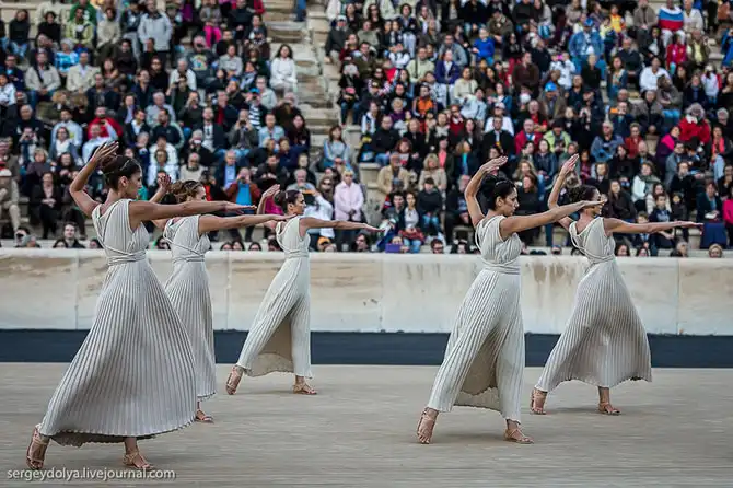 Путь Олимпийского огня из Греции в Москву