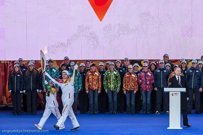 Путь Олимпийского огня из Греции в Москву