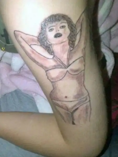 Девушка заказала портрет Мерилин Монро на плече