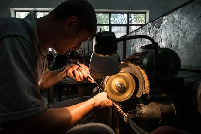 Как делают оружие в дагестанских мастерских