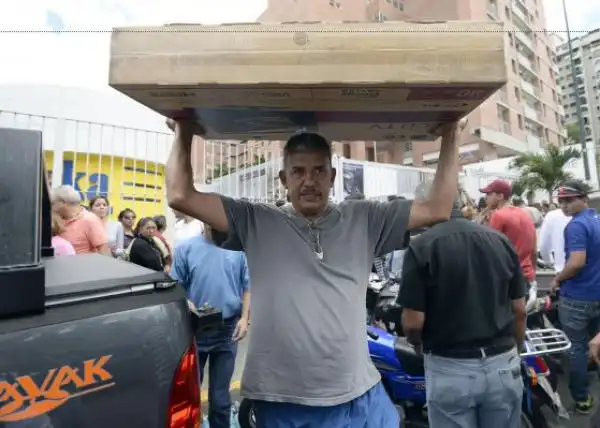 Очереди в магазинах техники в Каракасе