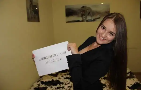 Девушки, играющие в онлайн игру