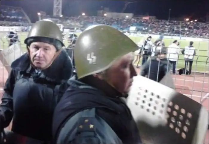 Скандальная надпись на каске полицейского