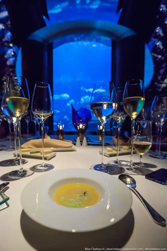 Подводный ресторан под